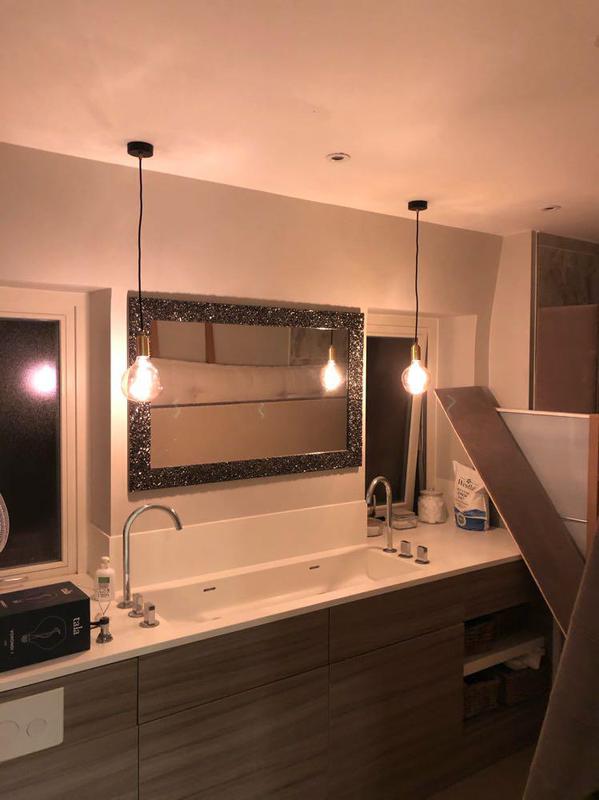 Bathroom feature lighting
